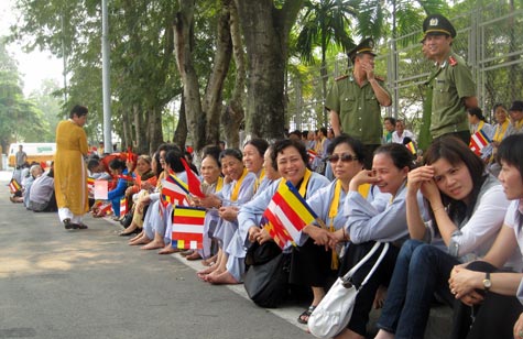 Rạng rỡ Tăng Ni, Phật tử chờ cung nghinh Ngọc xá lợi