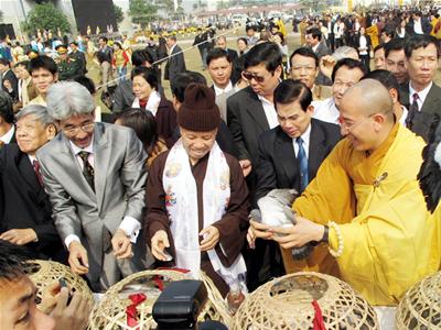 Chế tác tượng Phật ngọc lớn nhất thế giới