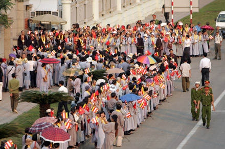 Loạt ảnh đặc biệt cung nghinh Xá lợi Phật từ Ấn Độ - Phần 2: Ngập tràn hạnh phúc tại sân bay Nội Bài