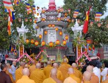 TP.HCM: Đặt vòng hoa tưởng niêm Bồ tát Thích Quảng Đức nhân Đại lễ Phật đản PL.2554