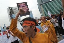 Người biểu tinh phản đối quán bar "đức Phật" ở Jakarta hôm qua. Ảnh: AFP.