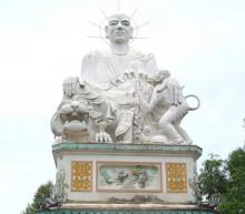 Tượng thiền sư Vạn Hạnh trên núi Tiêu nhìn về kinh thành Thăng Long.