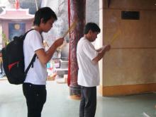 Con trai đi chùa cầu duyên