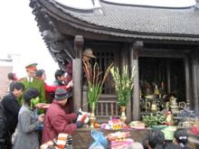 Hàng năm, vào dịp lễ hội lực lượng công an giữ trật tự cho người dân đến lễ Phật ở chùa Đồng được an toàn.