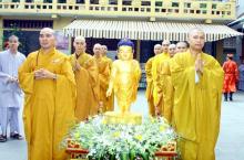 TP.HCM : PG Q.10 Kiệu hoa rước Phật giáng trần