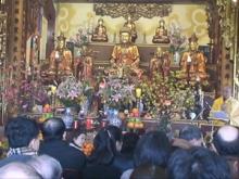 Đông đảo Phật tử đến chùa lễ. (Nguồn: Vietnam+)