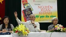 Nhà văn Nguyễn Xuân Khánh (giữa) tại cuộc tọa đàm - Ảnh: Nguyễn Đình Toán