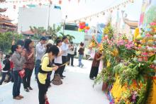 Đông đảo người dân viếng chùa dịp lễ Phật đản