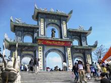 Đầu xuân lên chùa Linh Ứng