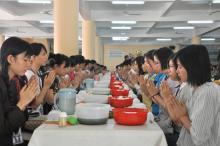 Sinh viên 'nô nức' tụng kinh và ăn chay trường
