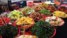 Ẩm thực đa dạng của Lào - Ảnh: Huỳnh Thu Dung