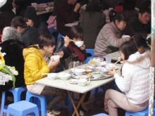 Hàng ngàn người nô nức lên chùa ăn chay