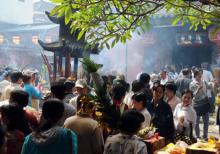 Đông đảo người dân đi lễ chùa đầu năm ở chùa Phước Hải, quận 1, TPHCM. Ảnh: An Dung