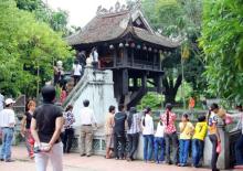 Mỗi ngày có hàng ngàn lượt du khách đến thăm chùa Một Cột.