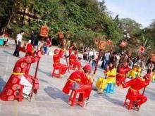 Cờ người tại Lễ hội chùa Trăm Gian. (Nguồn: lehoi.cinet.vn) 