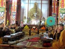Các sư cô trong dàn kèn đồng ở Tây Thiên đang hành lễ. (Ảnh: Phạm Thanh Hoa/ TTXVN)