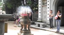 Sự thành tâm khi viếng chùa đầu năm mới thật sự đáng trân trọng - Ảnh: Thúy Hằng
