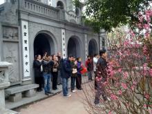 Chen chân lễ chùa đầu năm