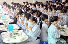 Thưởng thức cỗ chay tại chùa Bằng, Hà Nội. Ảnh: T.G