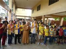 Philippines:  Chùa Vạn Niên Phật Quang Sơn chia sẻ với trẻ em lang thang