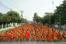Thái Lan: Sau 3 tháng An Cư ,chư Tăng Tự tứ, diễu hành khất thực  tại huyện Khun Yuam, tỉnh Mae Hong Son