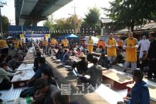 Hàn Quốc: Lãnh đạo Thiền phái Tào Khê chăm sóc những gia đình hoàn cảnh khó khăn