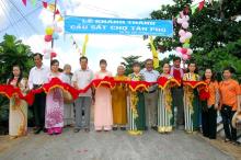 Quỹ Đạo Phật Ngày Nay khánh thành “Nhịp cầu yêu thương 4” và trao quà từ thiện tại Bến Tre