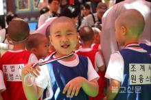 Hàn Quốc: Trận giao đấu bóng đá của các tiểu Hòa thượng kính mừng Phật đản