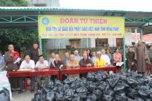 Phật giáo Đồng Tháp: Phát 450 phần quà cho các tỉnh bị lũ lụt