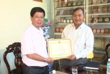 Lãnh đạo TP. Sa Đéc trao giấy khen cho ông Giàu - Ảnh: LONG SA