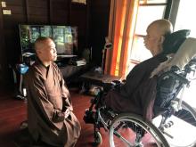 Thầy Thích Trí Chơn đãnh lễ, thăm viếng Thiền sư Thích Nhất Hạnh
