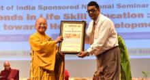 TT. Thích Nhật Từ nhận "Giải thưởng Nhà giáo Toàn cầu" (Global mentor award)