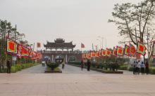 Nơi đây có 3 gò mộ lớn của 3 ông vua đời Trần là: Trần Thái Tông, Trần Thánh Tông và Trần Nhân Tông. 3 đời vua này đều có tâm nguyện được yên nghỉ tại mảnh đất đã phát tích ra vương triều Trần.