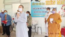 Tặng quà cho bệnh nhân nghèo