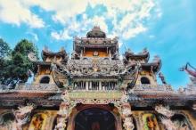 Kiến trúc độc đáo của ngôi chùa được kết thành từ hàng triệu mảnh ve chai