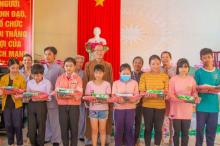 Trao Tặng 100 Suất Học Bổng Đến Trẻ Em Nghèo Hiếu Học Tại Quê Hương Cố HT Thích Trí Tịnh