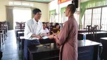 Nhóm từ thiện Bước Chân Yêu Thương Ninh Hòa tặng quà đầu năm