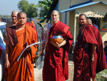 Paing Takhon: MC nổi tiếng Myanmar xuất gia gieo duyên