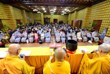 Gần 1.000 người thiện nam tín nữ làm con Phật vào Rằm tháng Giêng