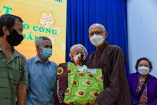 Trao quà yêu thương cho ngày Tết thêm đong đầy
