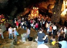 Hàng vạn khách hành hương đến Động Hương Tích (chùa Hương) vào dịp lễ hội. Ảnh: Hoàng Hà