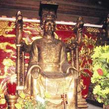 Tượng vua Trần Thánh Tông tại đền Trần.