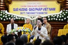Hình ảnh nam ca sĩ Nam Cường trong buổi ra mắt album nhạc Quê hương - Đạo pháp Việt Nam của Thượng tọa Thích Nhật Từ