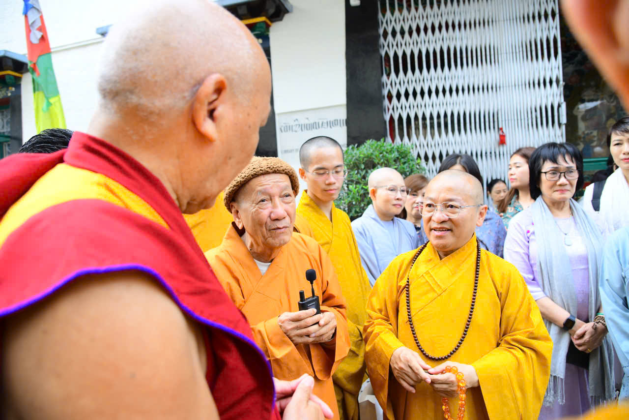 ĐOÀN PHẬT GIÁO VIỆT NAM THĂM THƯ VIỆN CÔNG TRÌNH VÀ LƯU TRỮ TÂY TẠNG
