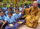 Đoàn chiêm bái Phật tích Ấn Độ và Nepan của Đạo Phật Ngày Nay: Trao quà từ thiện trị giá hàng chục nghìn USD cho người dân nghèo