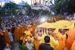 TP.HCM: Hàng ngàn tăng ni Phật tử cung tiễn nhục thân cố HT. Thích Trí Tịnh nhập kim quan